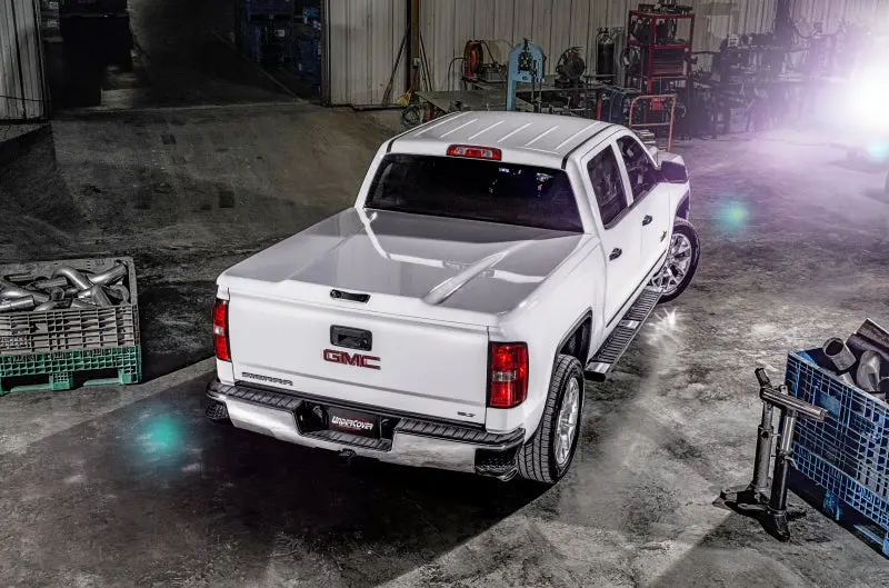 Undercover Elite Lx Tonneau Cover – Hard Folding Bed Cover For 2014–2015 Gmc Sierra 1500 (6.5' Bed), Brownstone Finish 1